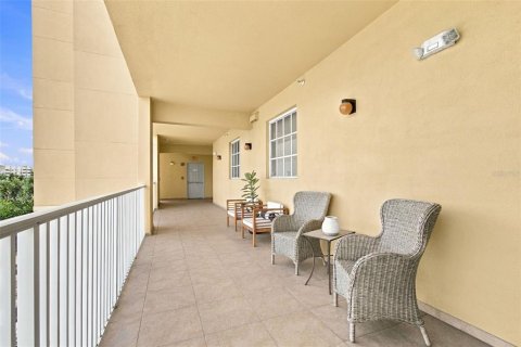 Condo in Saint Petersburg, Florida, 2 bedrooms  № 2379597 - photo 30