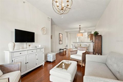 Condo in Saint Petersburg, Florida, 2 bedrooms  № 2379597 - photo 8