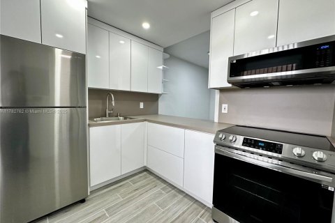 Condo in Miami Gardens, Florida, 2 bedrooms  № 1632804 - photo 4