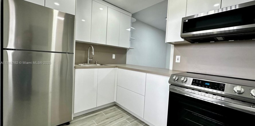 Condo in Miami Gardens, Florida, 2 bedrooms  № 1632804