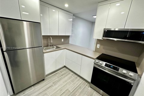 Condo in Miami Gardens, Florida, 2 bedrooms  № 1632804 - photo 5