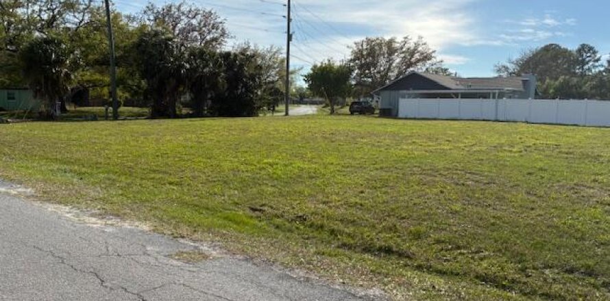 Commercial property in Hudson, Florida № 2245559