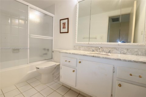 Copropriété à vendre à Miami Beach, Floride: 2 chambres, 119.84 m2 № 1825666 - photo 28