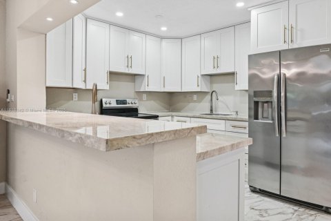 House in Hallandale Beach, Florida 3 bedrooms, 161.65 sq.m. № 1794374 - photo 11