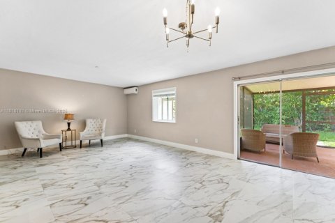 House in Hallandale Beach, Florida 3 bedrooms, 161.65 sq.m. № 1794374 - photo 8