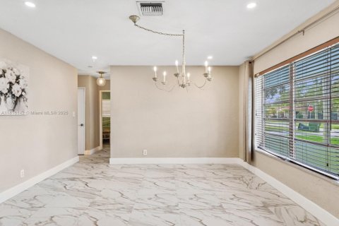 House in Hallandale Beach, Florida 3 bedrooms, 161.65 sq.m. № 1794374 - photo 4
