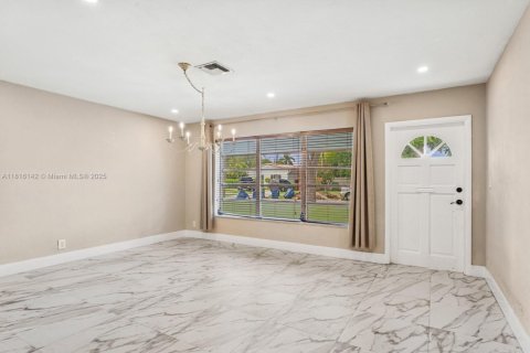 House in Hallandale Beach, Florida 3 bedrooms, 161.65 sq.m. № 1794374 - photo 5