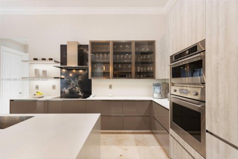Купить виллу или дом в Майами, Флорида 6 спален, 335.1м2, № 1893003 - фото 1