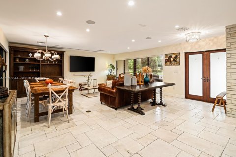 Casa en venta en Miami, Florida, 3 dormitorios, 183.02 m2 № 1983702 - foto 2