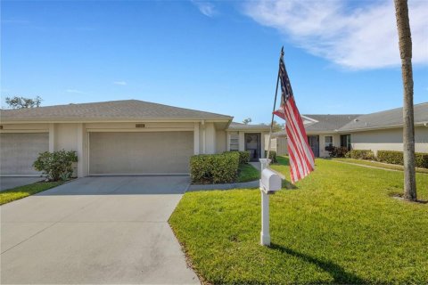 House in Sarasota, Florida 2 bedrooms, 148.74 sq.m. № 1527734 - photo 1