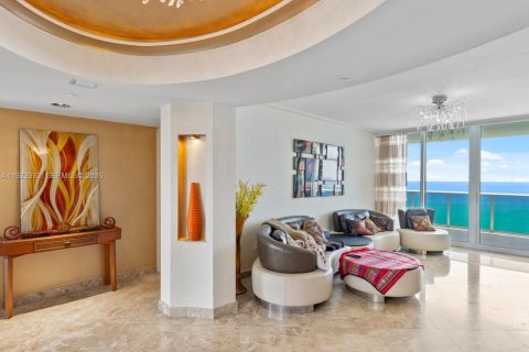 Condo in Sunny Isles Beach, Florida, 3 bedrooms  № 2089641