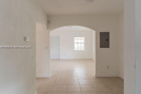 Propiedad comercial en venta en Miami, Florida, 125.42 m2 № 2030049 - foto 2