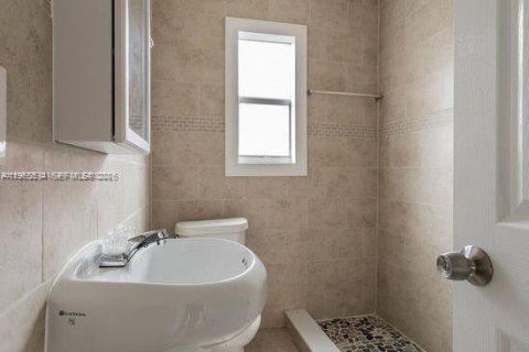 Propiedad comercial en venta en Miami, Florida, 125.42 m2 № 2030049 - foto 3