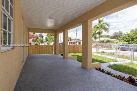 Propiedad comercial en venta en Miami, Florida, 125.42 m2 № 2030049 - foto 5