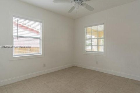 Propiedad comercial en venta en Miami, Florida, 125.42 m2 № 2030049 - foto 6