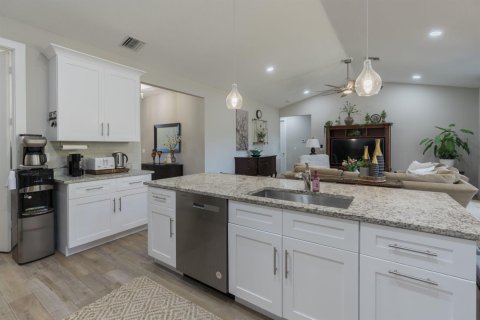 Villa ou maison à vendre à Port St. Lucie, Floride: 4 chambres, 199 m2 № 2417573 - photo 4