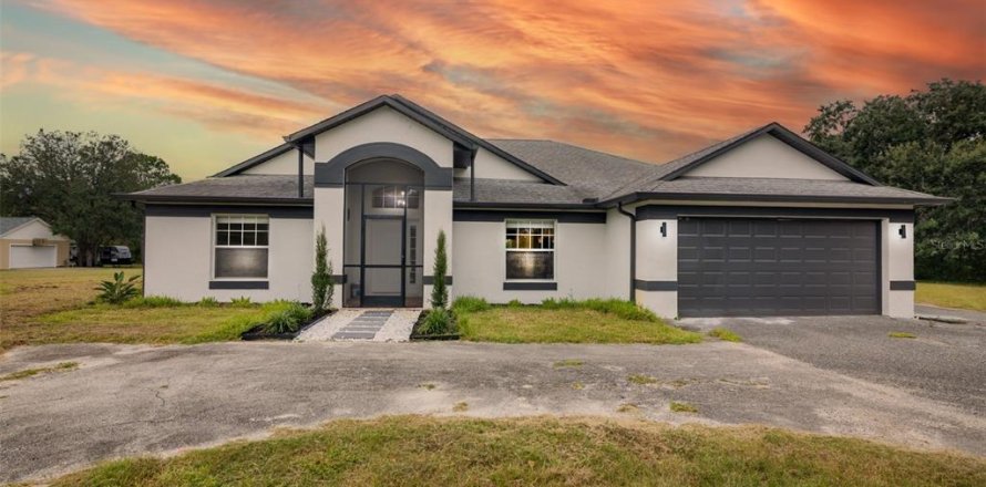 House in Clermont, Florida 3 bedrooms, 174.47 sq.m. № 2404598