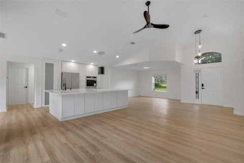House in Clermont, Florida 3 bedrooms, 174.47 sq.m. № 2404598 - photo 8