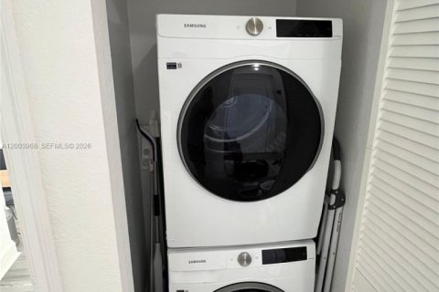 Condo in Hollywood, Florida, 1 bedroom  № 2069433 - photo 11