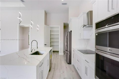 Casa en venta en Cape Coral, Florida, 3 dormitorios, 169.45 m2 № 1952359 - foto 11