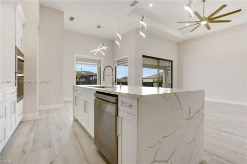 Casa en venta en Cape Coral, Florida, 3 dormitorios, 169.45 m2 № 1952359 - foto 9