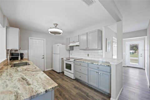 House in Port Charlotte, Florida 3 bedrooms, 115.94 sq.m. № 2209684 - photo 5