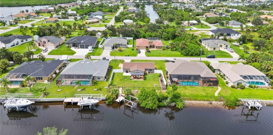 House in Port Charlotte, Florida 3 bedrooms, 115.94 sq.m. № 2209684