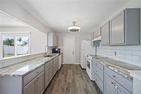House in Port Charlotte, Florida 3 bedrooms, 115.94 sq.m. № 2209684 - photo 6