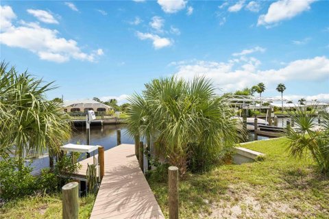 House in Port Charlotte, Florida 3 bedrooms, 115.94 sq.m. № 2209684 - photo 18