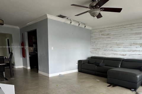 Casa en venta en Hollywood, Florida, 2 dormitorios, 105.82 m2 № 1966015 - foto 2