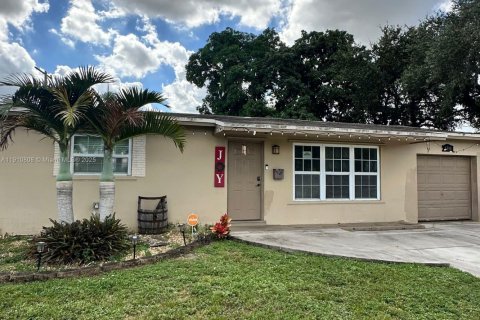 Casa en venta en Hollywood, Florida, 2 dormitorios, 105.82 m2 № 1966015 - foto 1