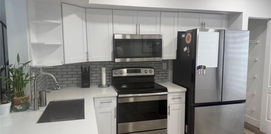 Кондоминиум с 2 спальнями в Майами, Флорида № 1985853