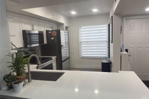 Снять в аренду кондоминиум в Майами, Флорида 2 спальни, 89.37м2, № 1985853 - фото 2