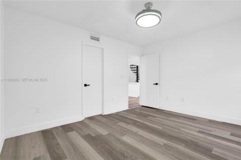 Снять в аренду кондоминиум в Майами, Флорида 2 спальни, 89.37м2, № 1985853 - фото 24