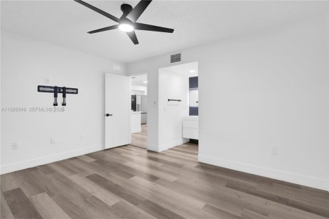 Снять в аренду кондоминиум в Майами, Флорида 2 спальни, 89.37м2, № 1985853 - фото 23