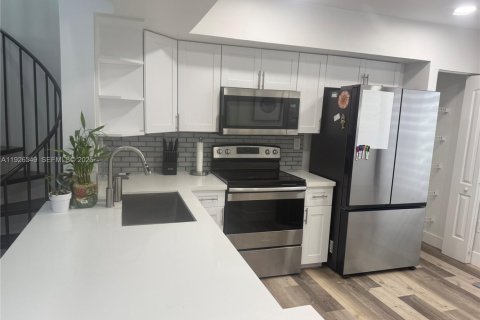 Снять в аренду кондоминиум в Майами, Флорида 2 спальни, 89.37м2, № 1985853 - фото 3