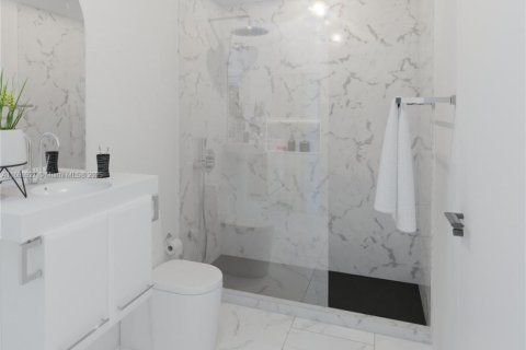 House in Miami, Florida 2 bedrooms, 108.88 sq.m. № 2056040 - photo 7