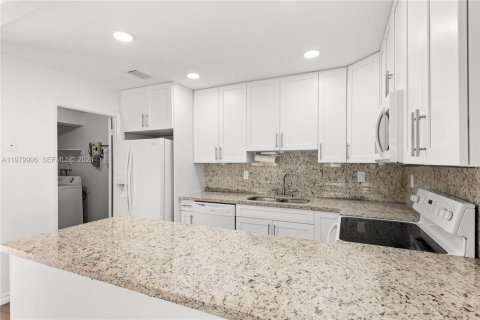 Купить таунхаус в Майами, Флорида 3 спальни, 161.37м2, № 2043399 - фото 10