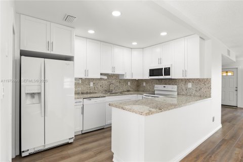 Купить таунхаус в Майами, Флорида 3 спальни, 161.37м2, № 2043399 - фото 11