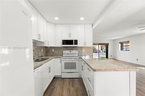 Купить таунхаус в Майами, Флорида 3 спальни, 161.37м2, № 2043399 - фото 12