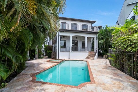 House in Tampa, Florida 5 bedrooms, 580.08 sq.m. № 2277035 - photo 23