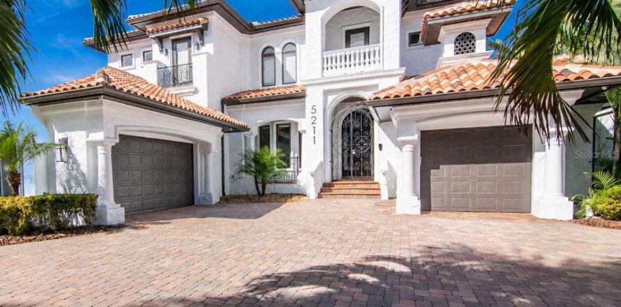 House in Tampa, Florida 5 bedrooms, 580.08 sq.m. № 2277035