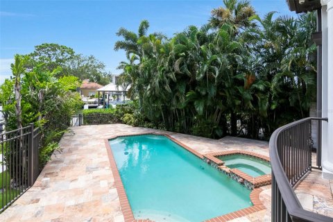 House in Tampa, Florida 5 bedrooms, 580.08 sq.m. № 2277035 - photo 24