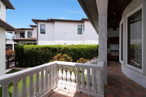 House in Tampa, Florida 5 bedrooms, 580.08 sq.m. № 2277035 - photo 29