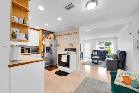 Villa ou maison à vendre à Hollywood, Floride: 3 chambres, 100.98 m2 № 2027044 - photo 20