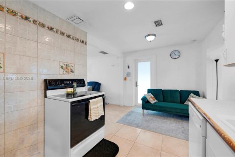 Villa ou maison à vendre à Hollywood, Floride: 3 chambres, 100.98 m2 № 2027044 - photo 19