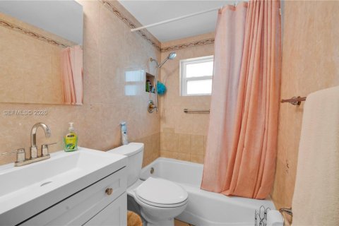 Villa ou maison à vendre à Hollywood, Floride: 3 chambres, 100.98 m2 № 2027044 - photo 26