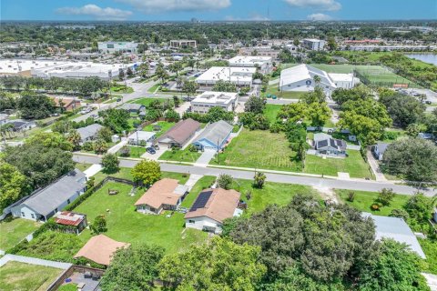 House in Orlando, Florida 3 bedrooms, 138.05 sq.m. № 2308442 - photo 12