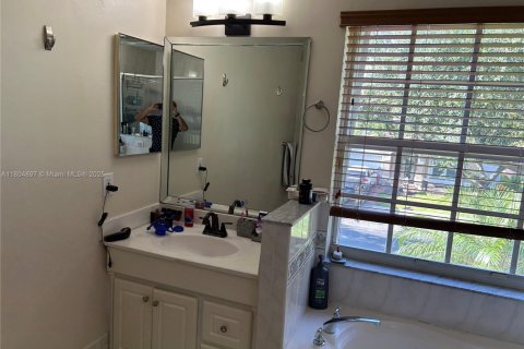 House in Sunrise, Florida 4 bedrooms, 240.25 sq.m. № 1701014 - photo 21