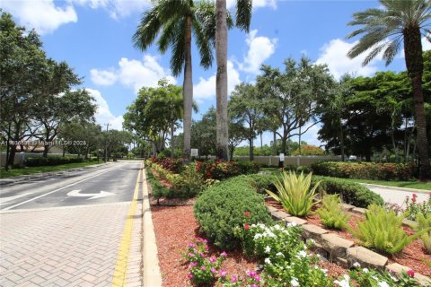 House in Sunrise, Florida 4 bedrooms, 240.25 sq.m. № 1701014 - photo 15